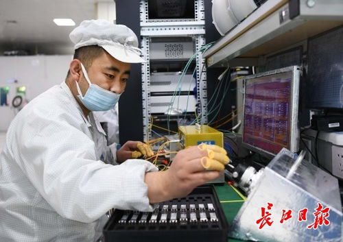 武漢“五個中心”建設(shè)開局沖刺 5G車間滿負(fù)荷運轉(zhuǎn)，科研團隊攻堅通信技術(shù)研發(fā)